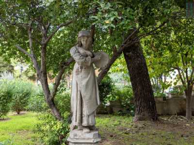 ...e Lucia, della ditta De Filippis: ornamenti immancabili nelle dimore borghesi barese